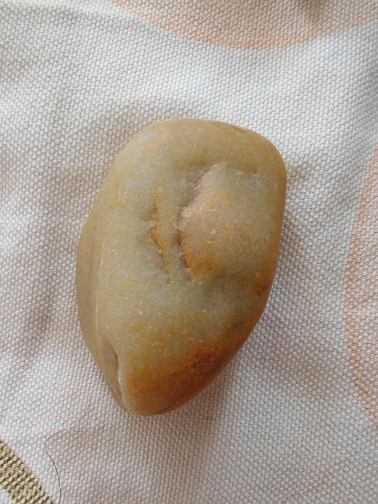 这颗石头是玉吗