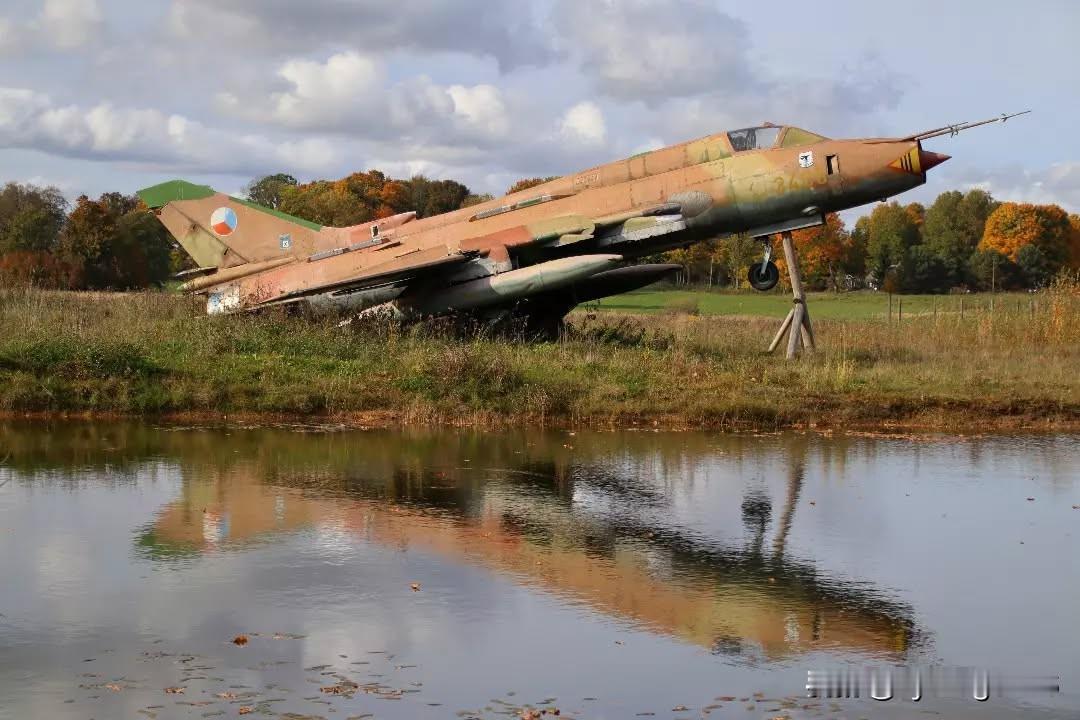 🇨🇿一架捷克空军的苏-22M4战斗轰炸机（苏-17的出口型）如今矗立在拉脱维