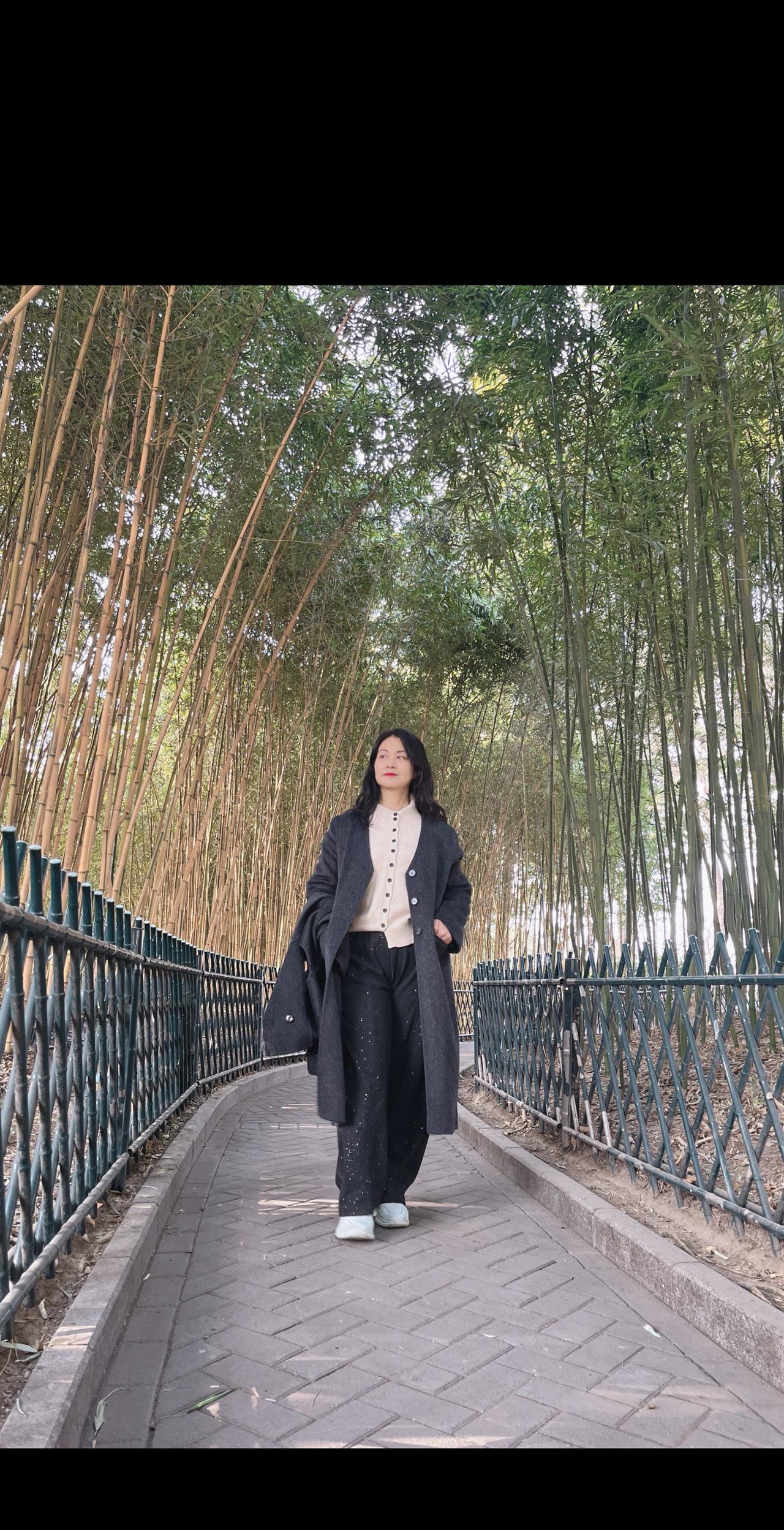 人到中年，有一个好身体，一个坏记性，简单点，糊涂点，开心一点，别说以前，别想也许