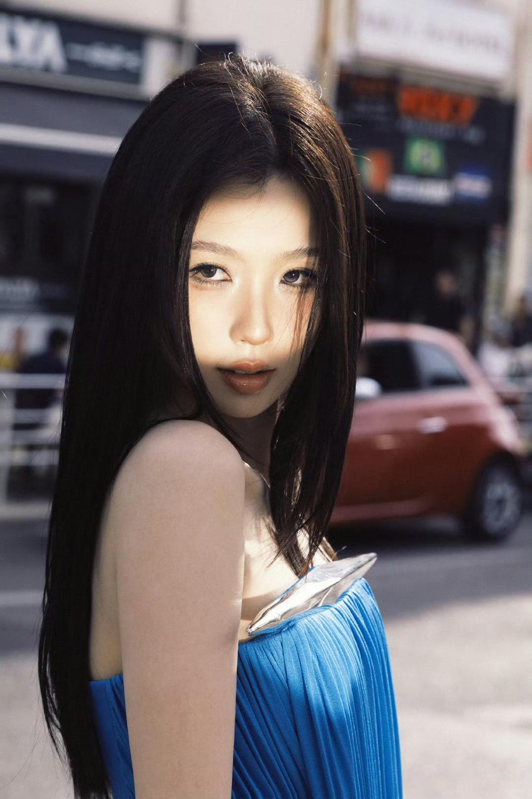 我闺蜜在戛纳见到了虞书欣本人

回来偷偷打视频，跟我说：以后别再说虞书欣甜妹了，