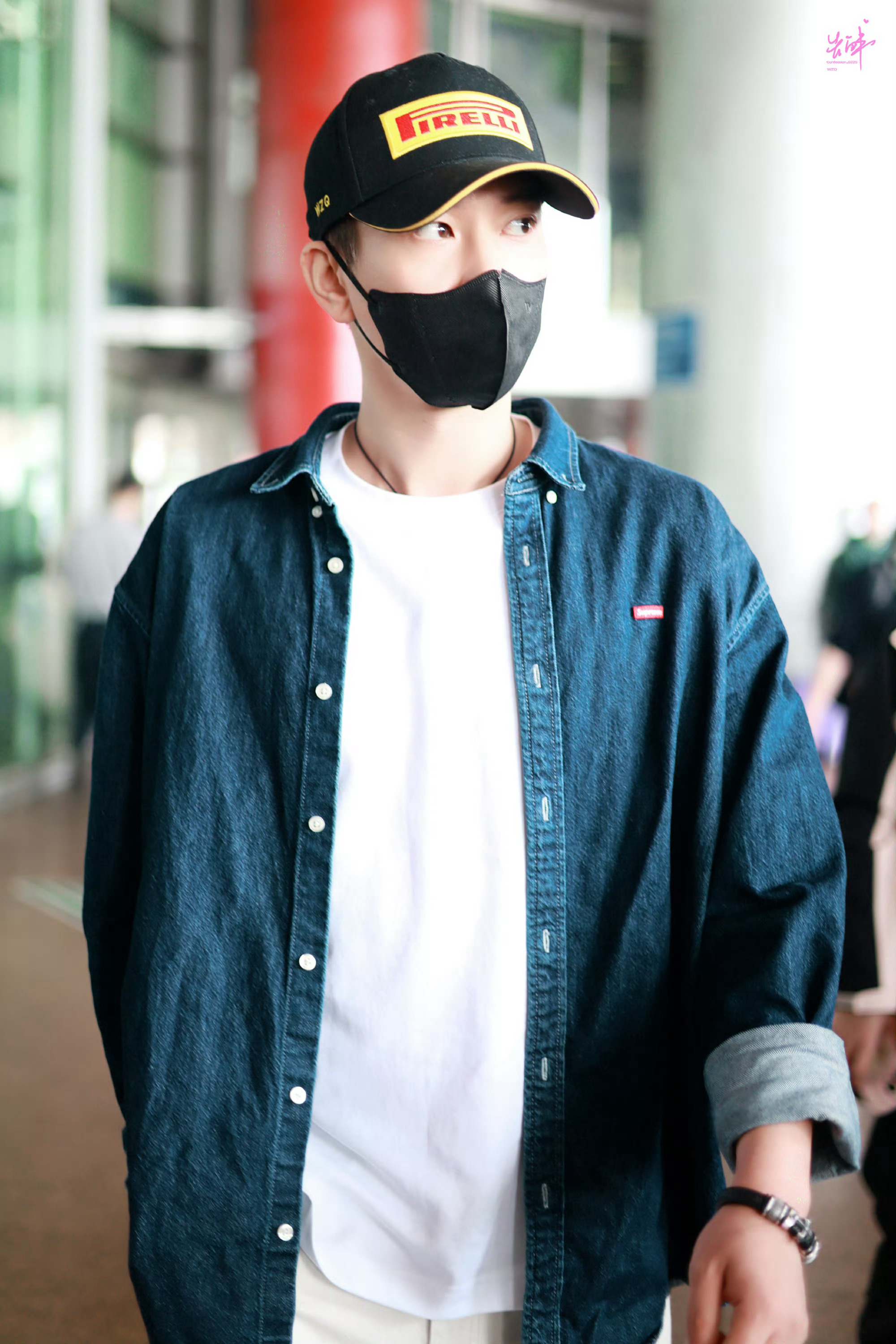 王子奇在机场搞拉练 奔跑也有型，长腿步伐超绝，认真赶机的样子又苏又圈粉。 