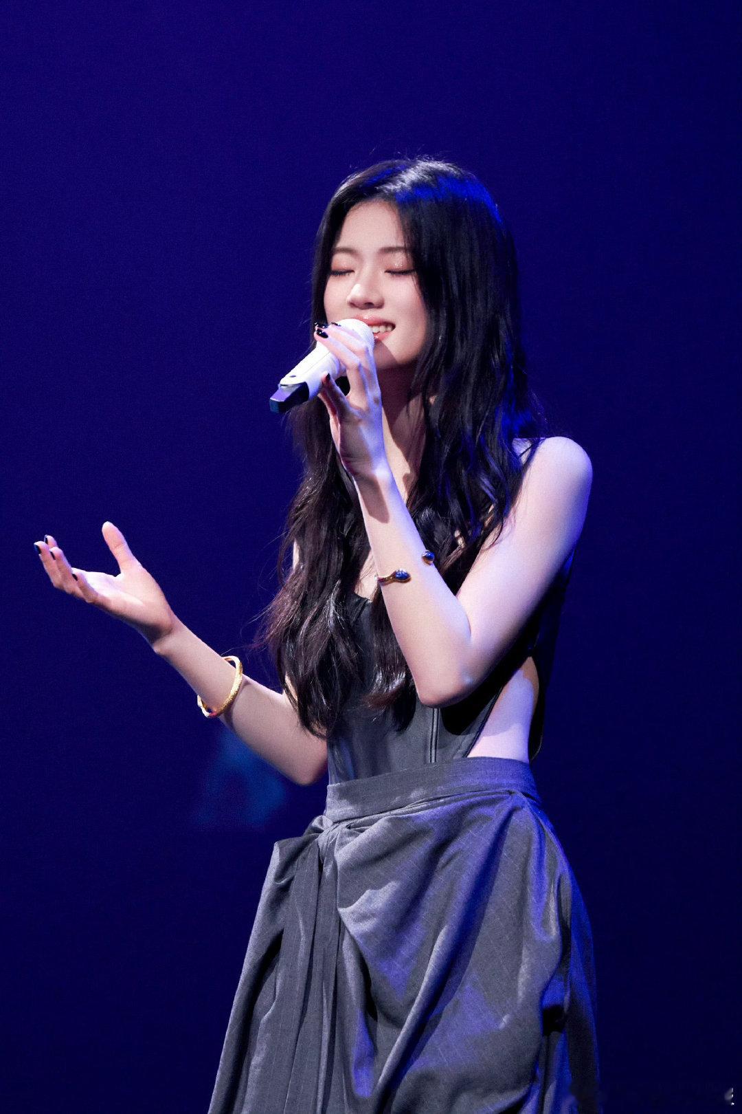 #周深黄子弘凡栽树单依纯乘凉# 周深与黄子弘凡的画圆技巧令人称奇，单依纯现学现卖