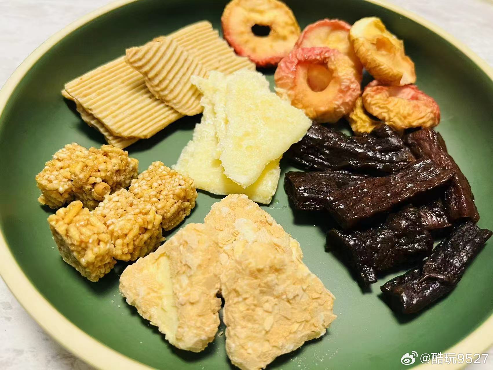 店里有款牛肉干叫招牌半干。这是我最早推荐的，算店里招牌。不说牧民手作，也不说选用