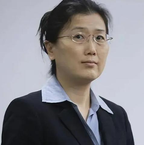 北大化学才女李天乐，潜伏在顶级药企十年，她利用职务之便，将其清华丈夫一点点“熬”