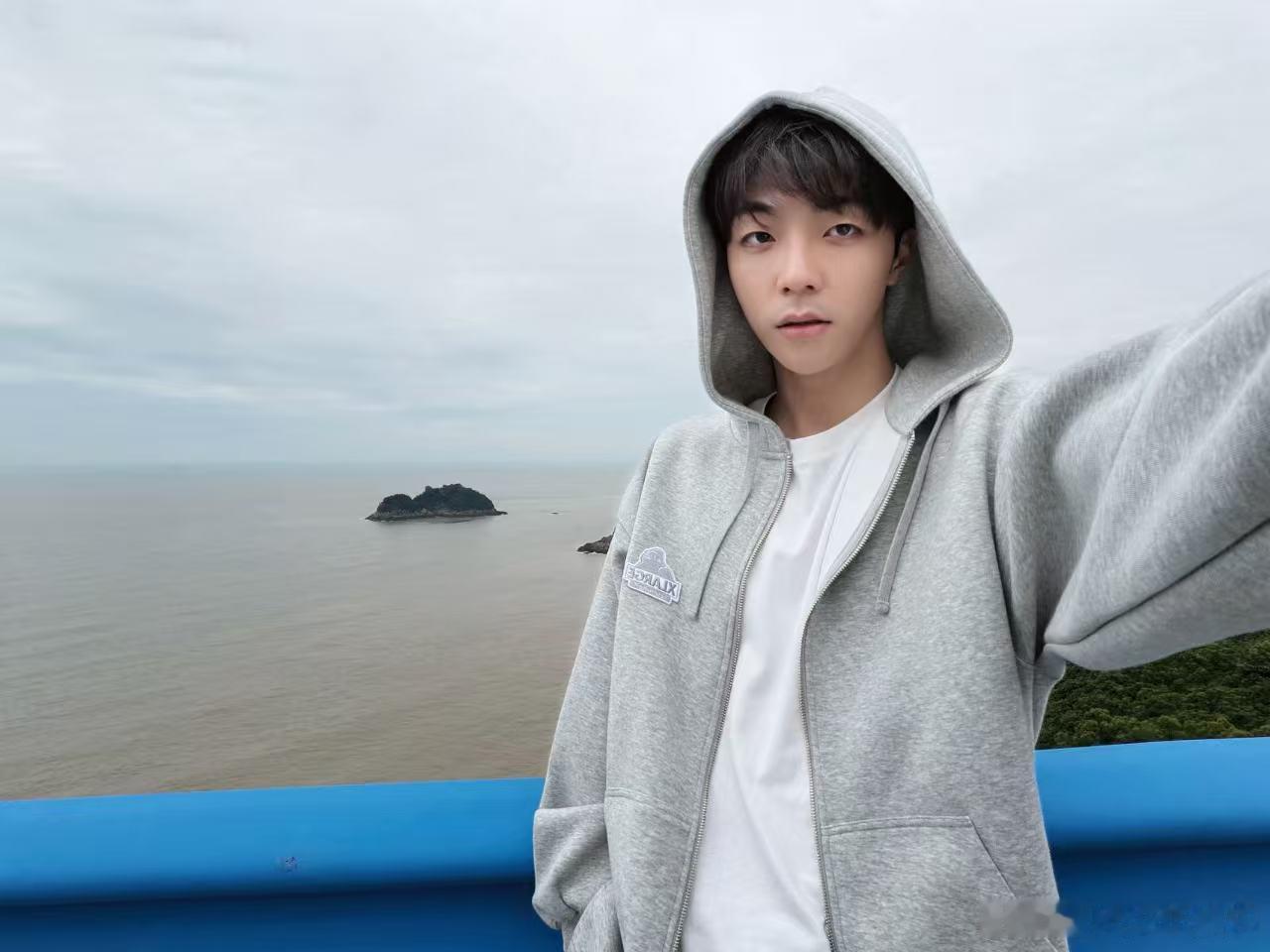 陈立农我要忧郁一阵子了陈立农忧郁氛围感照 改编自真实事件的剧本本身就厚重，大乔这