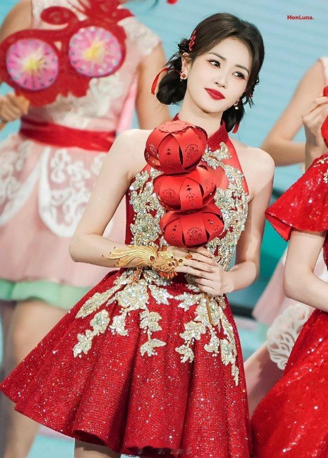 央视春晚四大美女 真的很漂亮诶 表现也很好 白鹿不错  这么多美女好养眼  