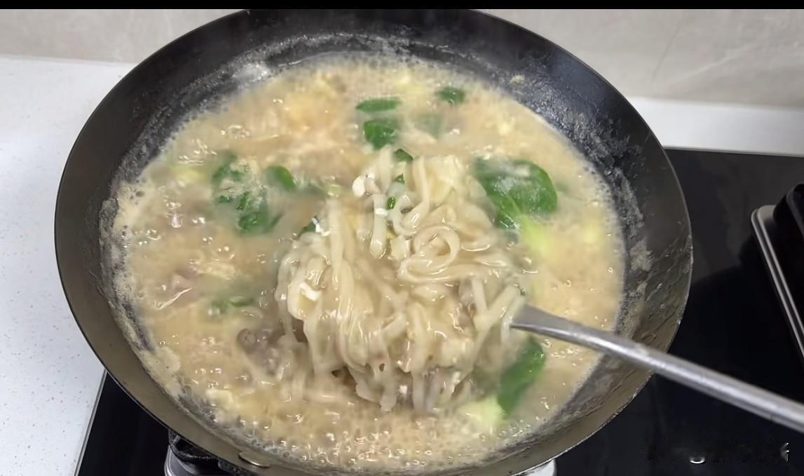 我发现，老公就是我减肥路上的绊脚石。

这几天我吵吵着要减肥，老公不屑的对我说，