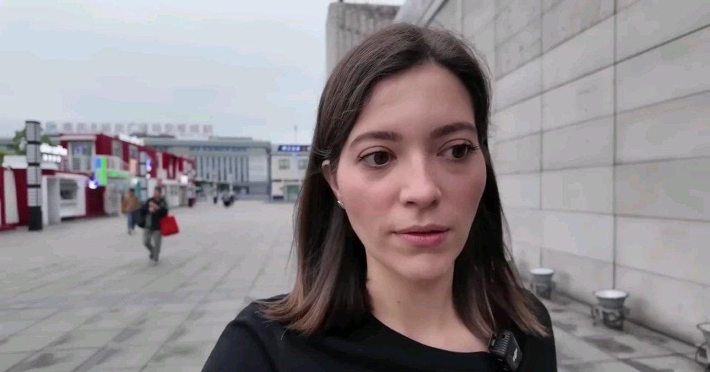 罗马尼亚女孩错过高铁后痛哭，坐高铁差点崩溃！但中国工作人员的做法让她彻底改观哔哩