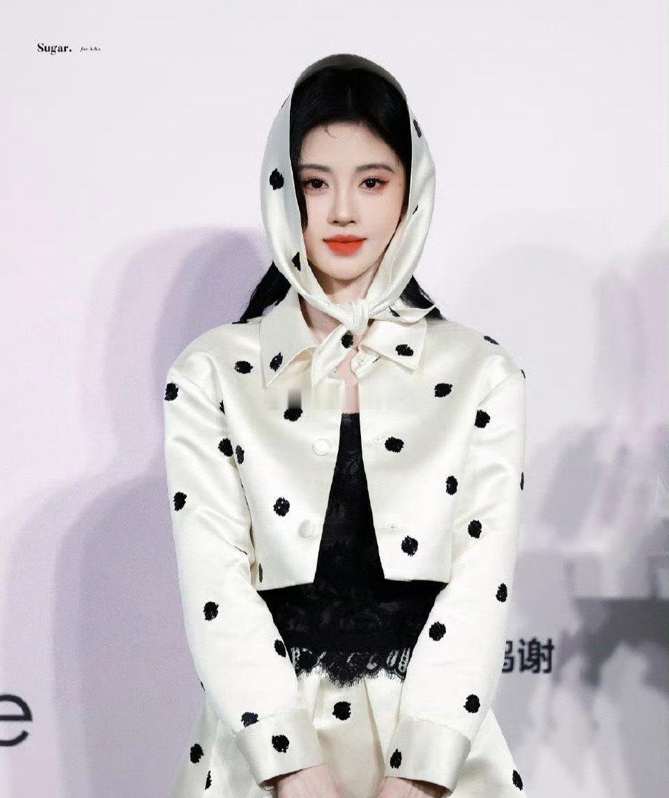 鞠婧祎是真的驾驭不了这种松糕鞋吧！何必为难自己，还被网友嘲讽，选一双合适的鞋子不