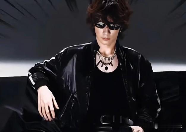 时光雕琢，爱与成长的馈赠

瞧那熟悉的眉眼，张亮儿子天天竟已出落得这般挺拔帅气，