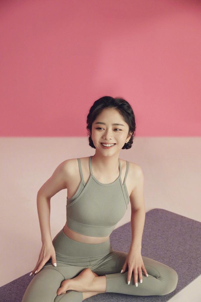 谭松韵做瑜伽，好甜美好漂亮啊，有一种乖巧少女般的女性魅力。 