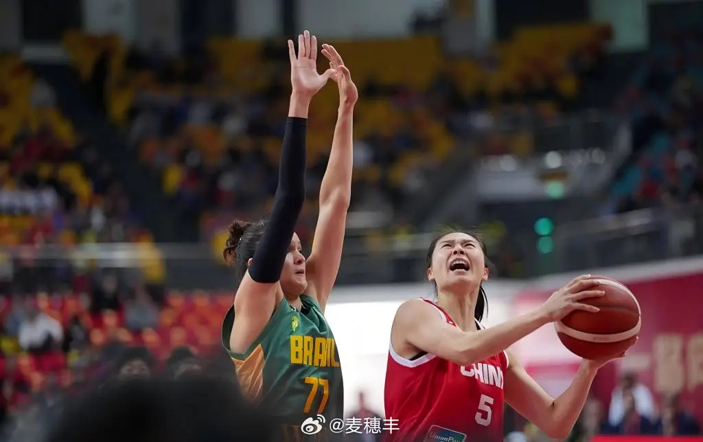 刚结束的一场热身赛，中国女篮通过加时大战，以74比69击败巴西女篮。王思雨21分
