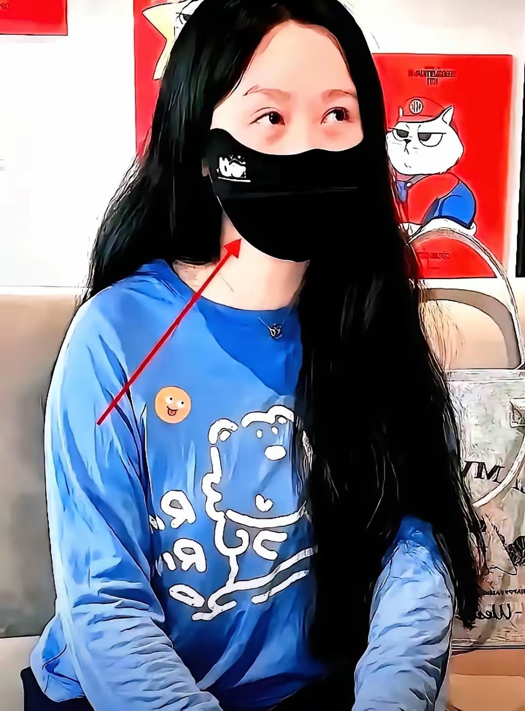 看到江西那位妈妈把女儿护在身下的监控画面，心里揪得难受。几条没拴绳的大型犬，一分