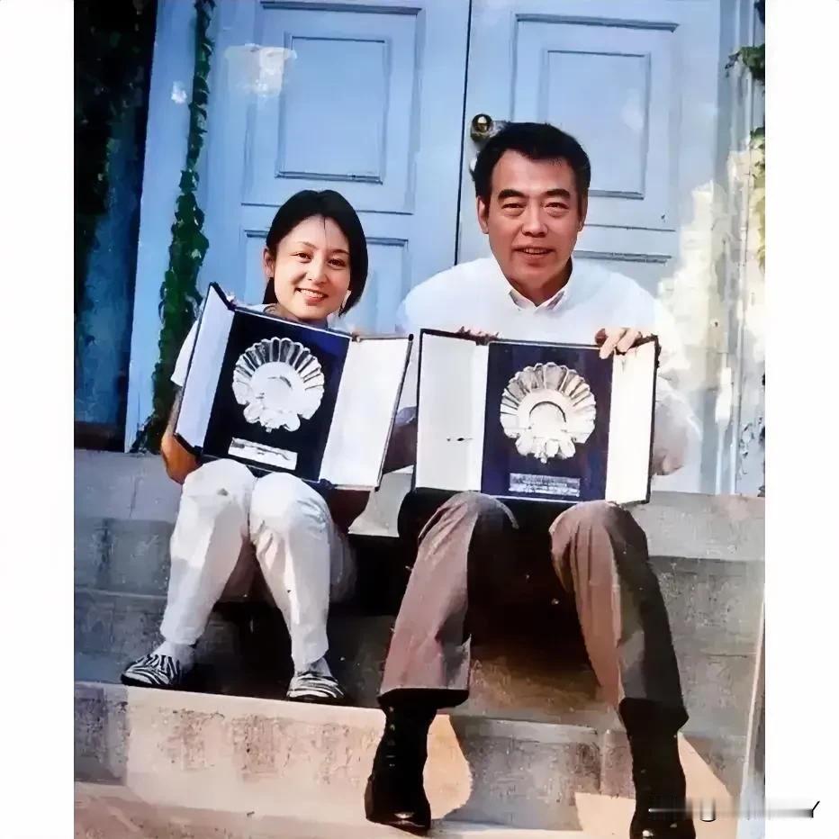 1994年，陈红与陈凯歌坐在石阶上，留下的美好瞬间。陈红当时二十六岁，美得倾国倾