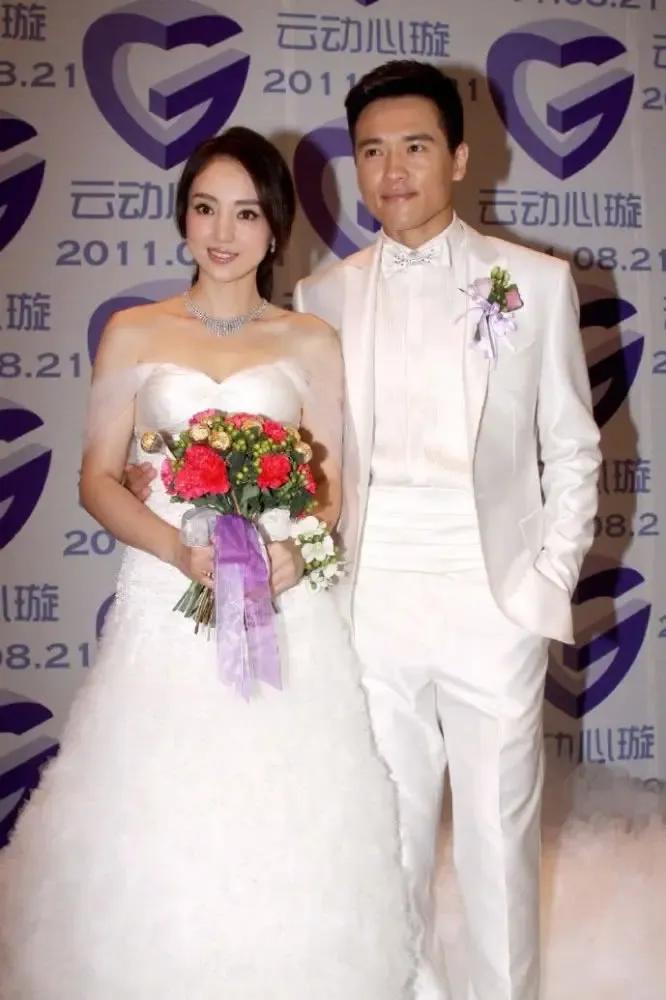 都说董璇的前夫高云翔很帅，认为他们很般配，把他的长相夸的有点过了。
都认为她的现