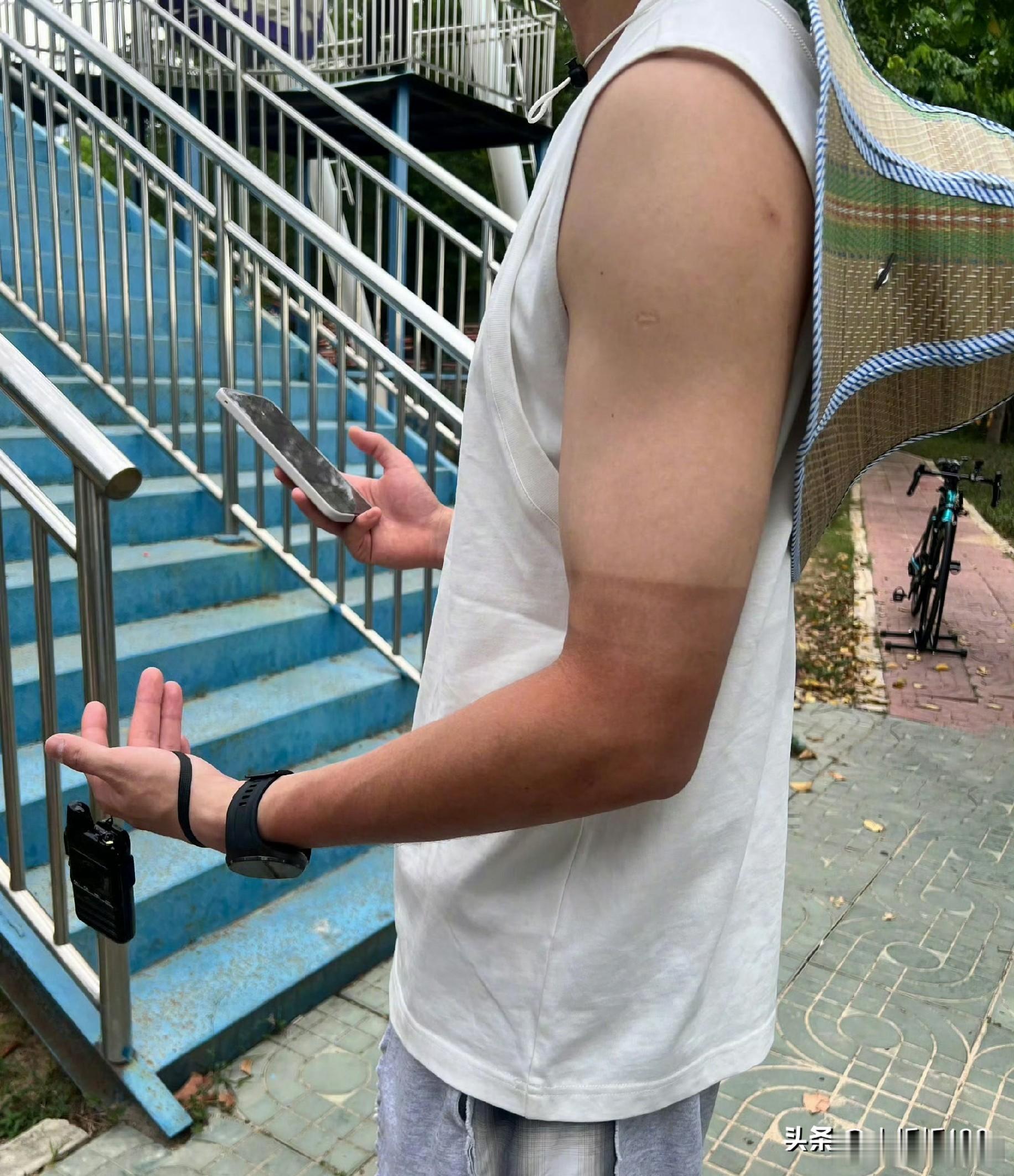 吴磊晒黑后的身材好火辣彻底被晒黑后的吴磊圈粉了！褪去精致妆容和冷白皮滤镜，沉浸式