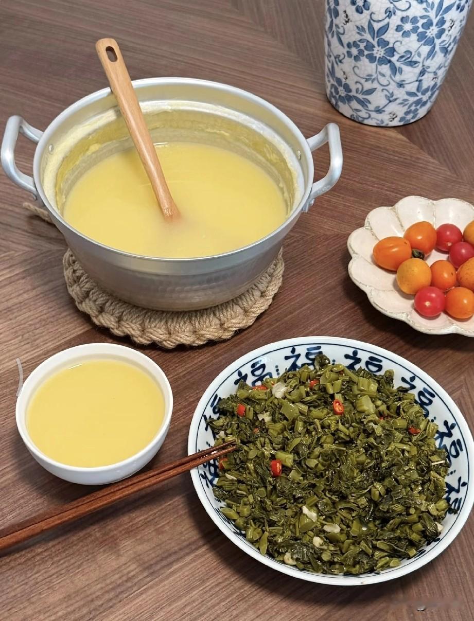 玉米糁稀饭配什么菜最合适?
一碗玉米糁稀饭配南瓜，家常饭菜暖透一日三餐
 
 