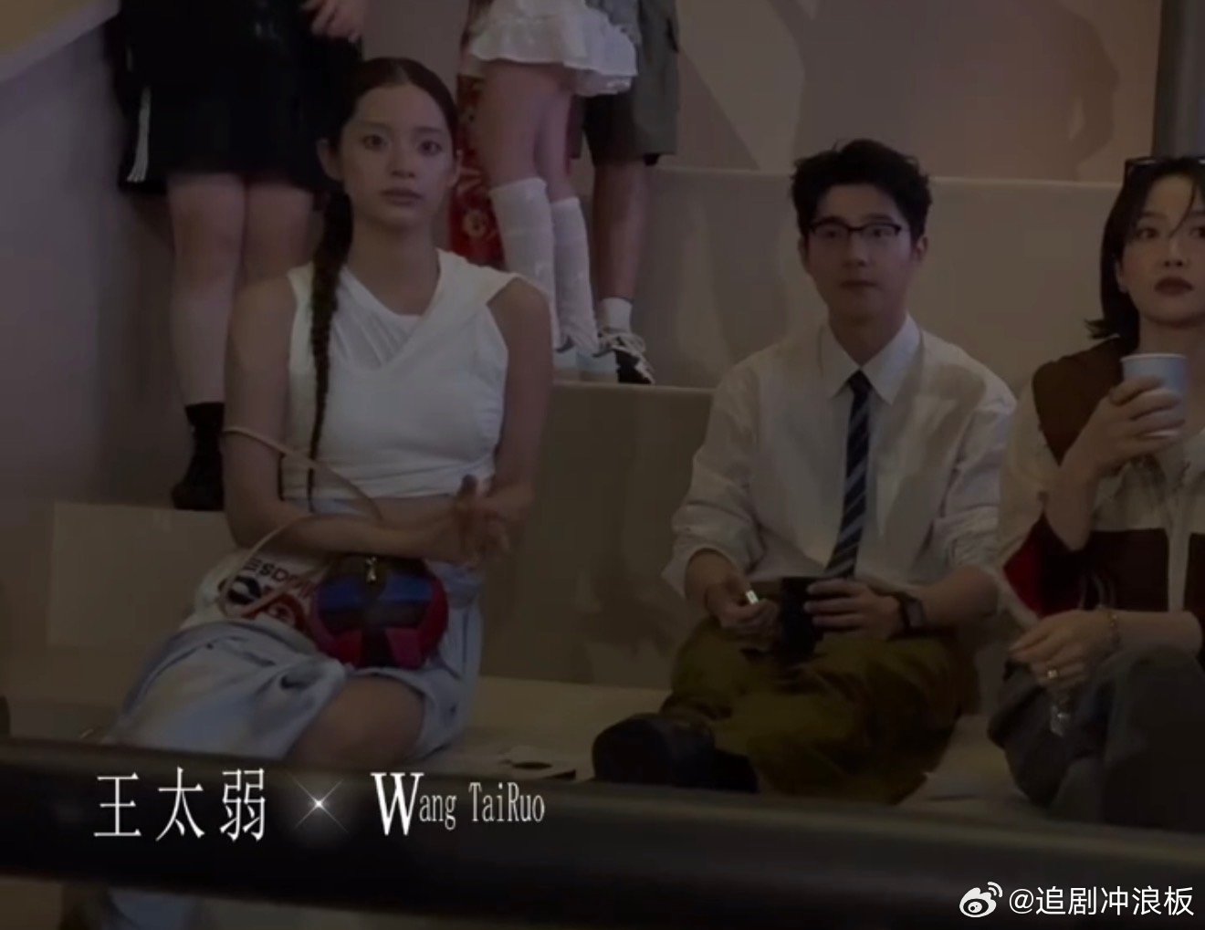 刘昊然欧阳娜娜坐在一起刘昊然欧阳娜娜热聊 刘昊然欧阳娜娜坐在一起，热聊中 