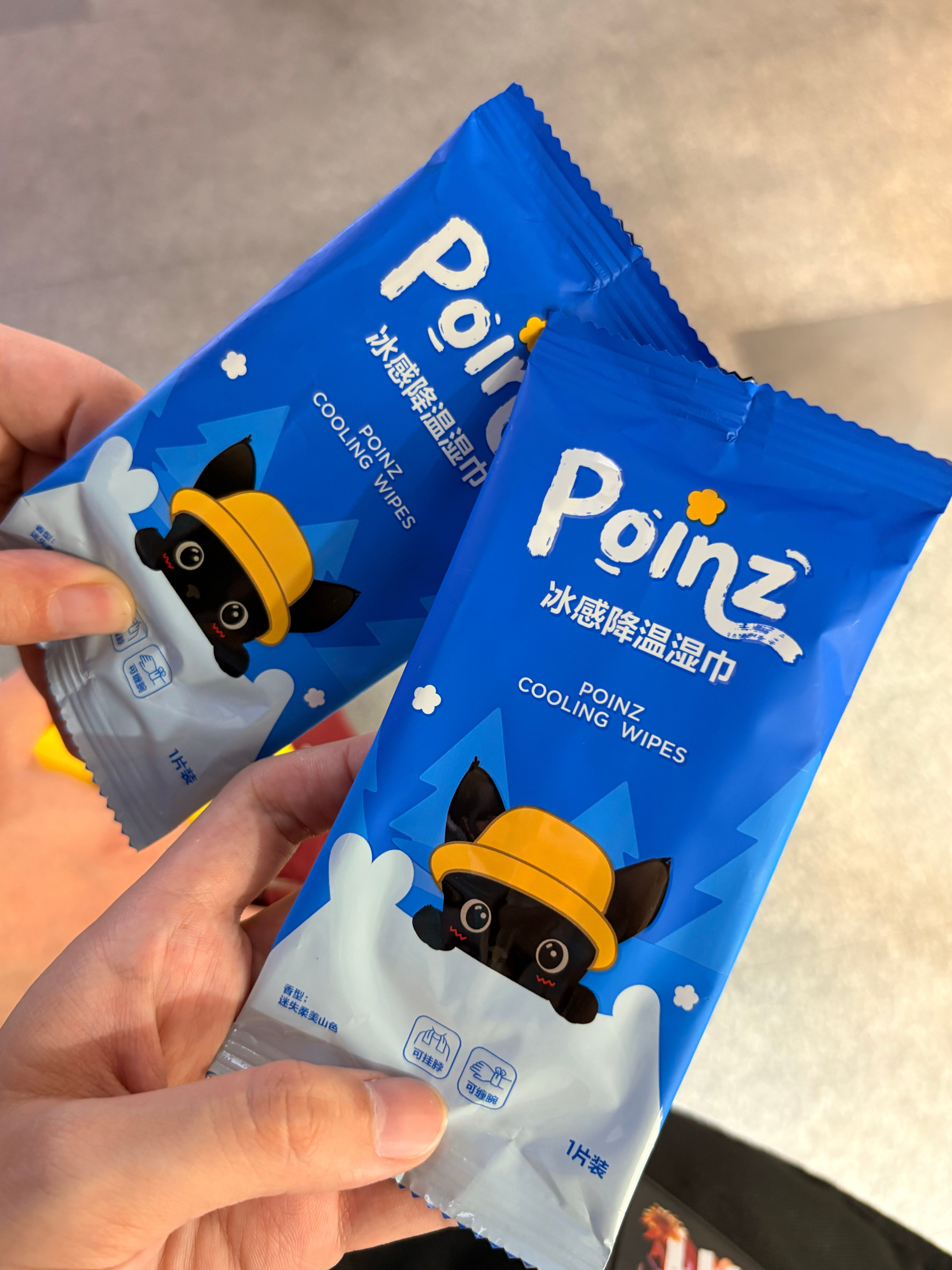 迎面走来一个火星姐给我们一人塞了一包重点湿巾hh 今天第三次碰到火星人了