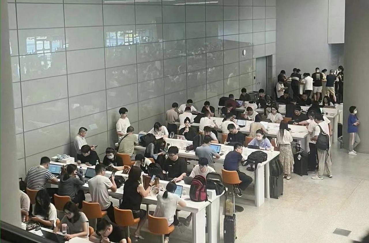 虹桥机场这张图，直接把当代成年人的“卷王属性”扒得底裤都不剩！
候机厅不是让你歇