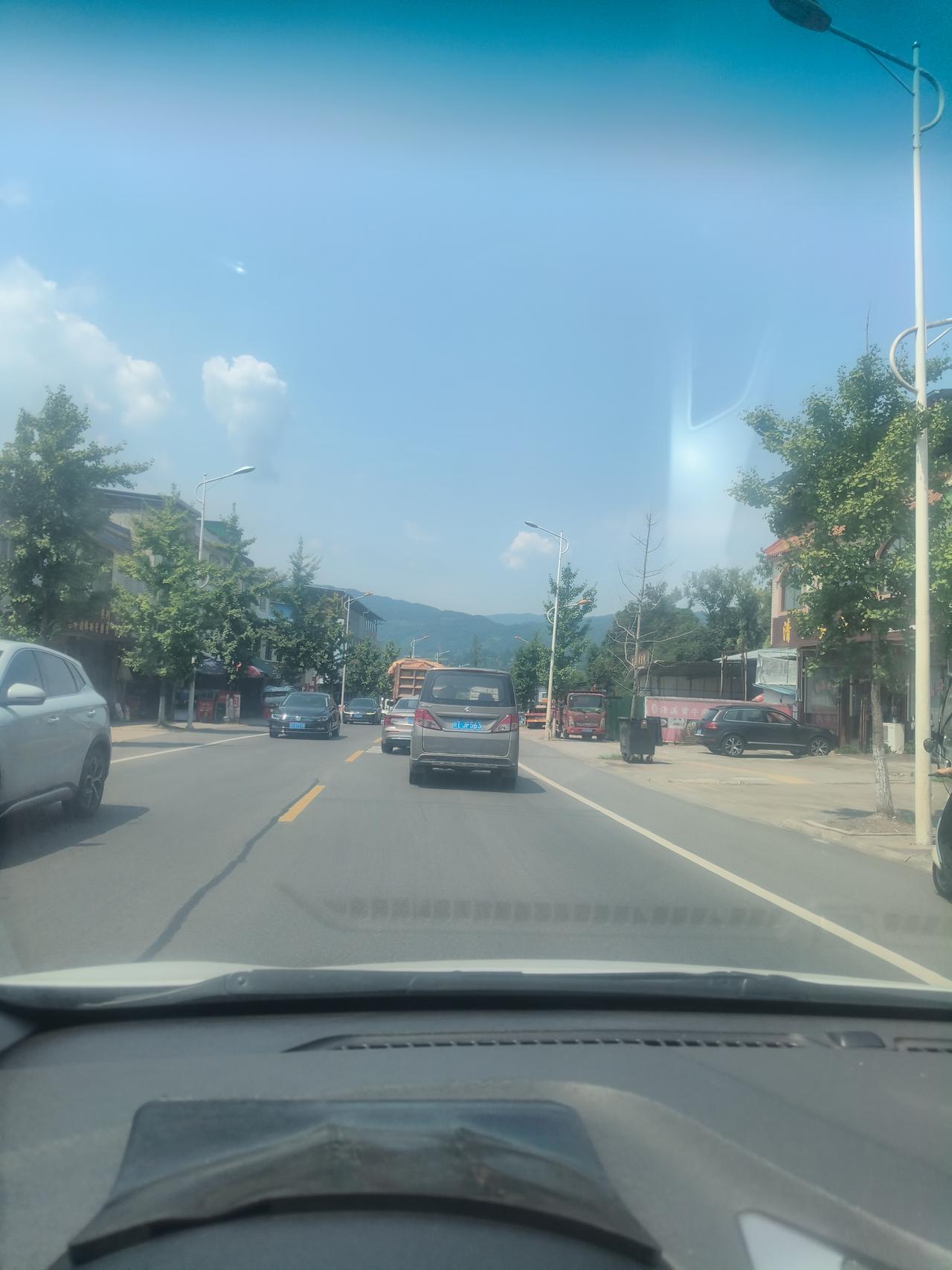 经四川省雅安市名山区新店镇真的是被低估的宝藏小镇。
新店镇就在名山腹心地带，东到