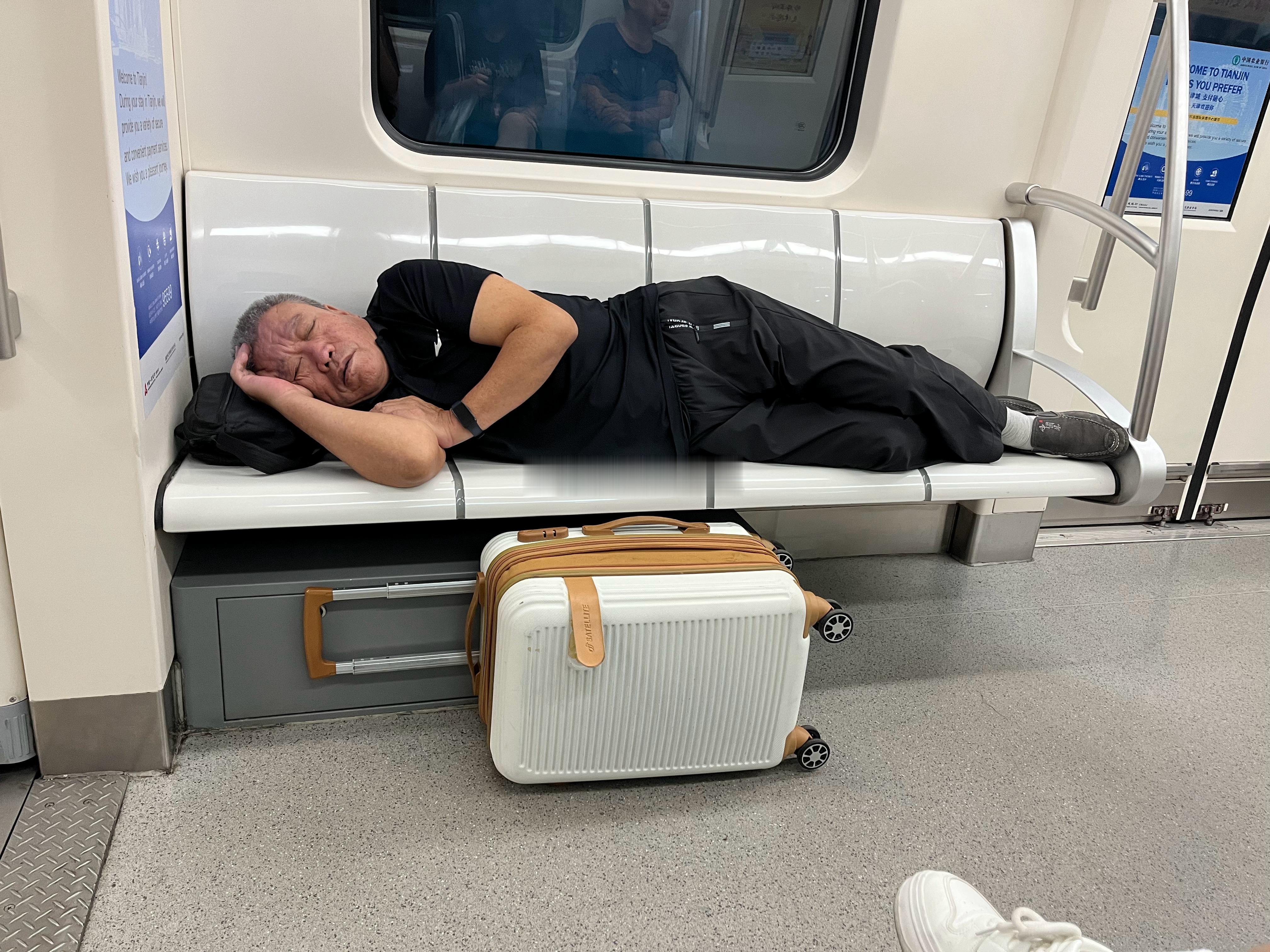 拿地铁座位当自家客厅了[摊手]坐标6号线 ​​​