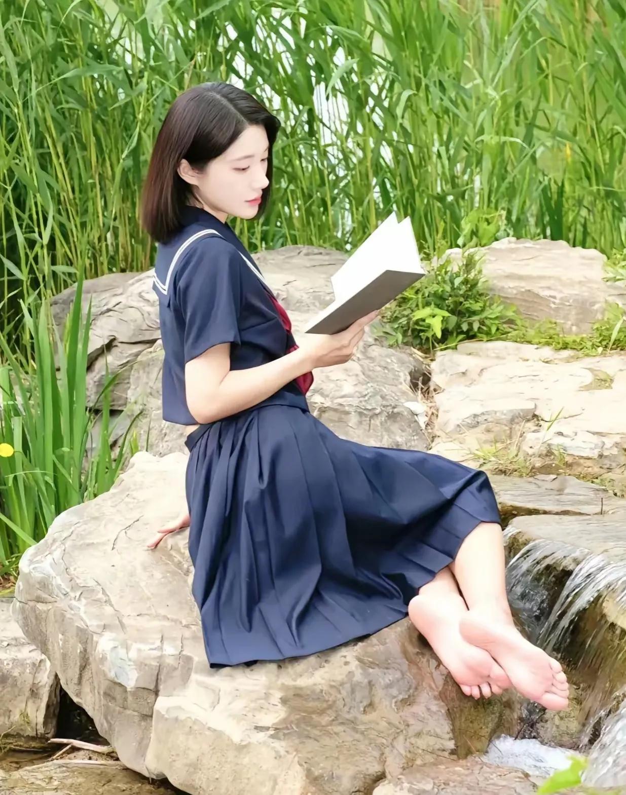 《劝学》
1、书卷多情似故人，晨昏忧乐每相亲。
2、读书不觉已春深，一寸光阴一寸