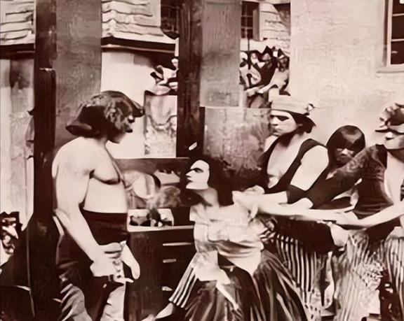 1638 年，法国昂热，一个 18 岁漂亮女孩即将被送上了绞刑架。刽子手不忍让这