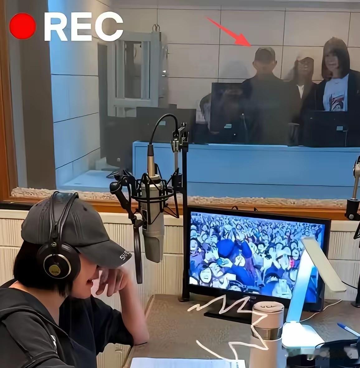 我滴老天奶
他们这是真不怕黑呀

小S给101录新年祝词
陪伴在侧的不是许拳王