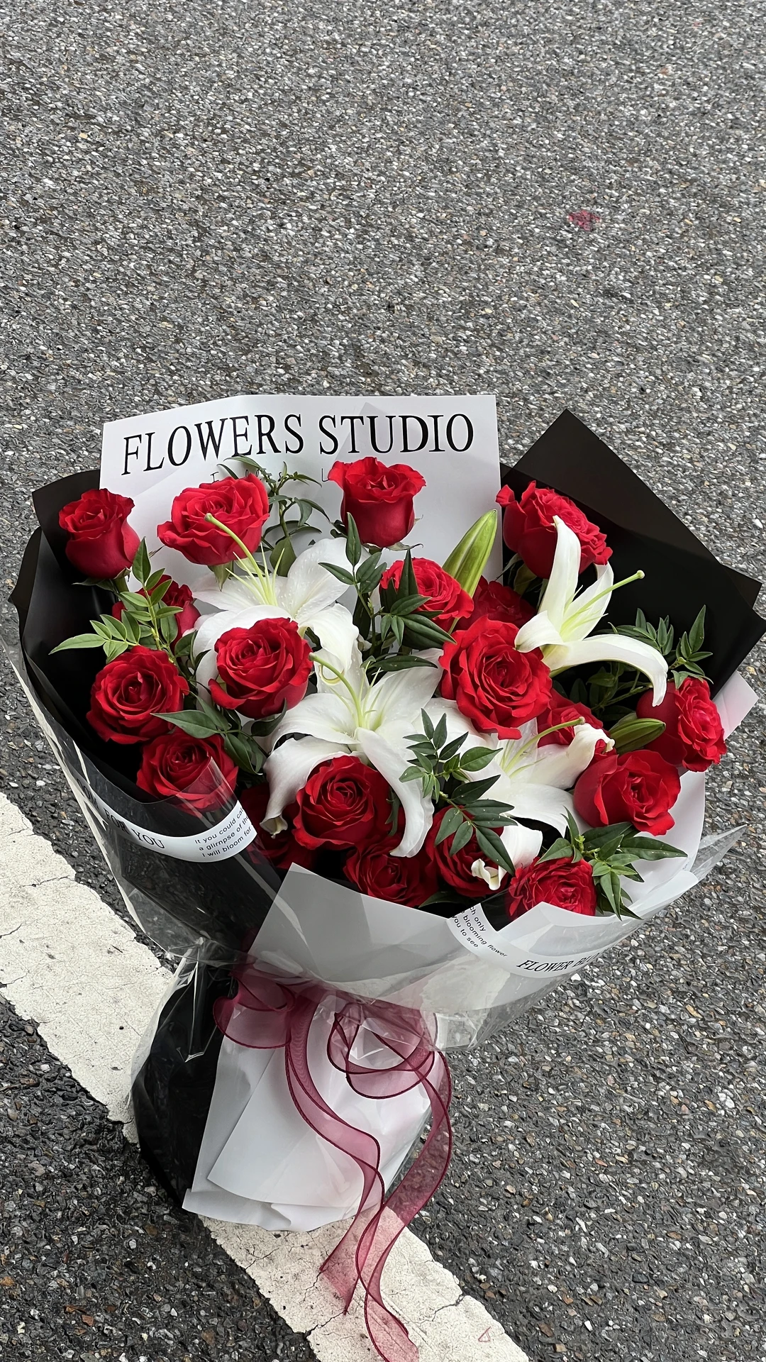 经典红玫瑰百合花束