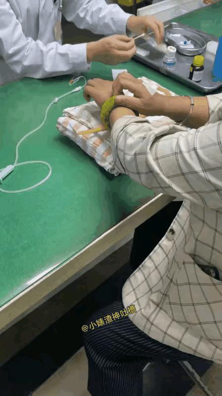这么大的金镯子啊，太有钱啦。全网人都知道了[捂脸][捂脸][捂脸][捂脸][捂脸