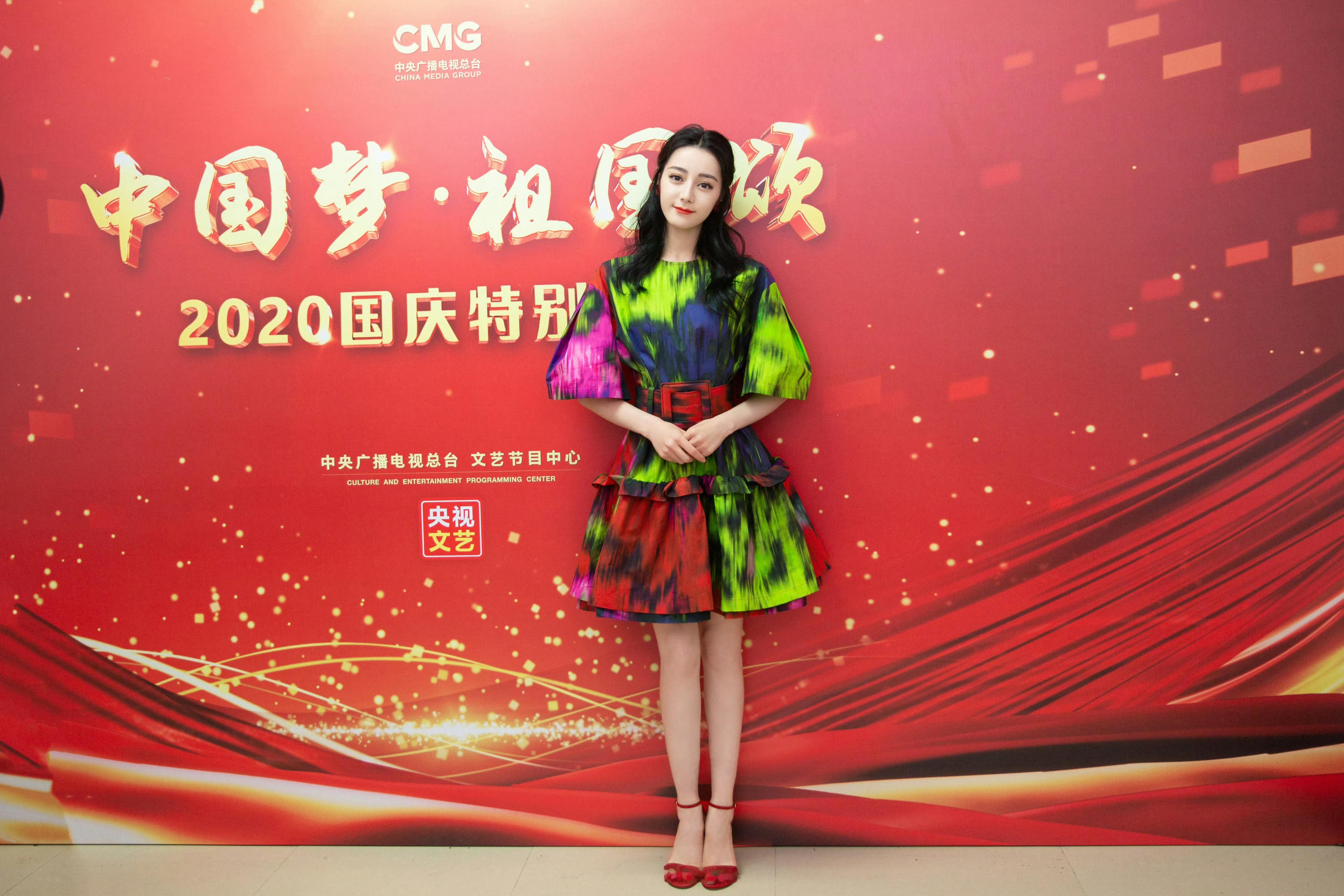 迪丽热巴巴黎时装周 🍒迪奥全球品牌大使迪丽热巴 艾德莱斯绸，像祖国的大好河山一