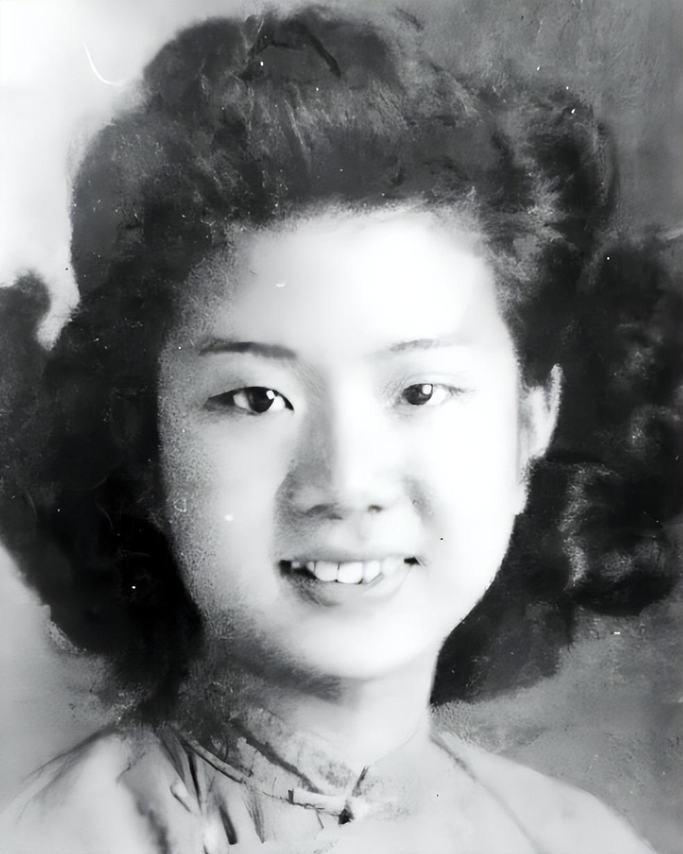 解放前夕，一个叛徒出卖刘惜芬，她本能逃走，却为1份名单舍弃生命！ 
 
1949