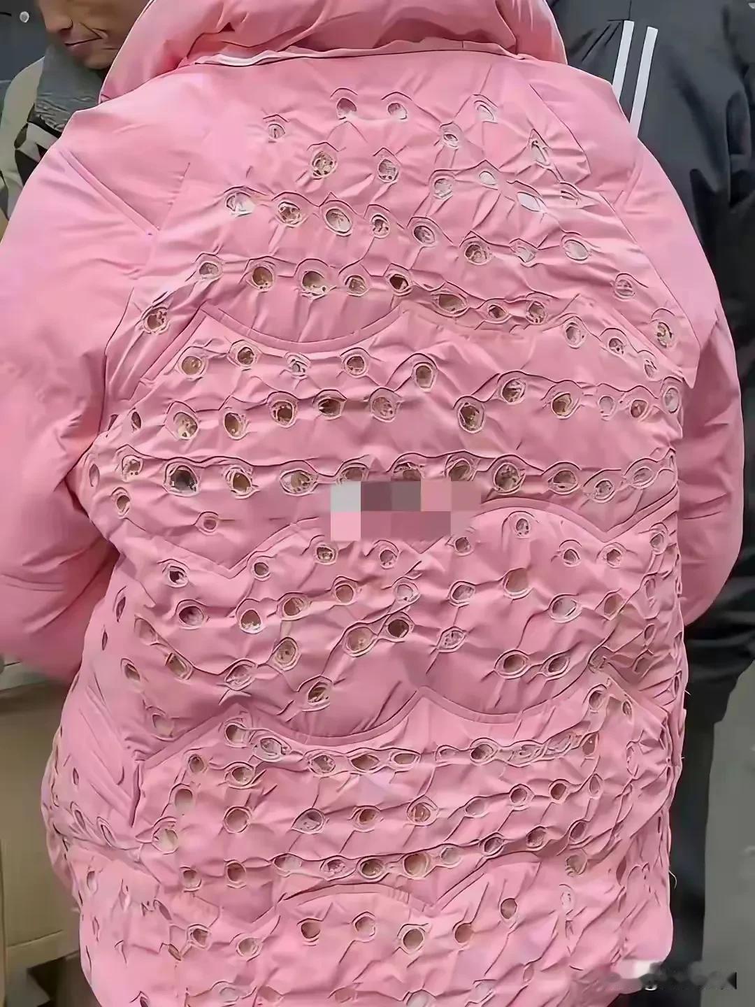 这是新款羽绒服还是故意烫的洞洞[捂脸]