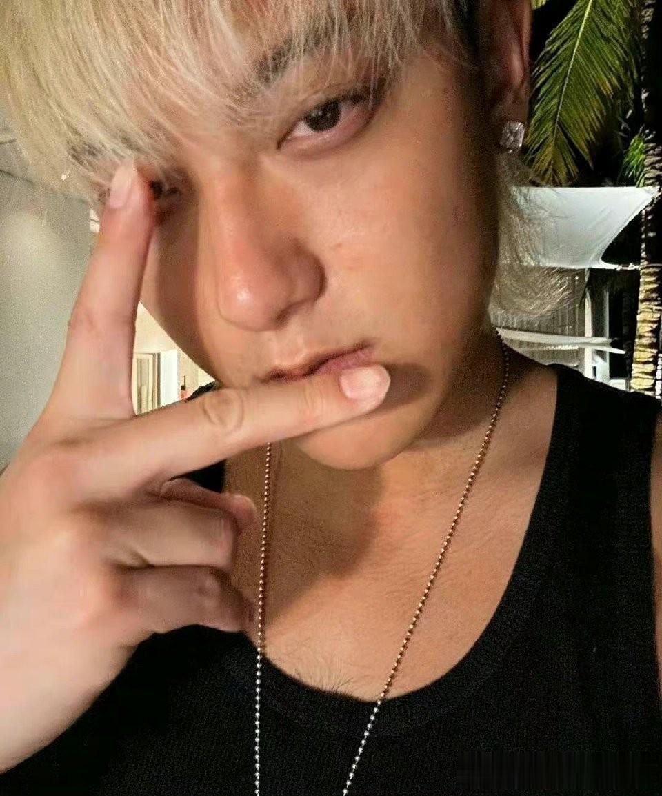 黄子韬徐艺洋这俩真好笑，全世界都知道在一起了，非说不是男女朋友。

近日，黄子韬