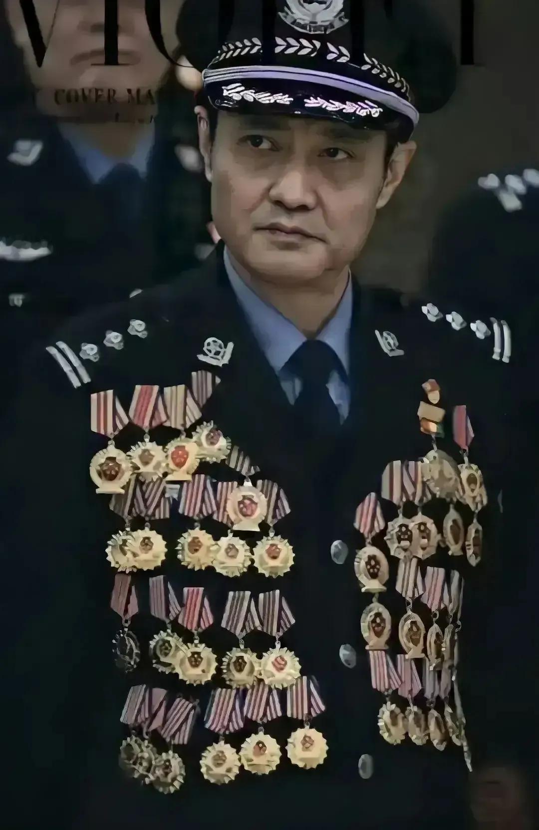 这一身军功章和充满杀气的眼神，让人不寒而栗，而你一定想不到，此人是和平年代活着立