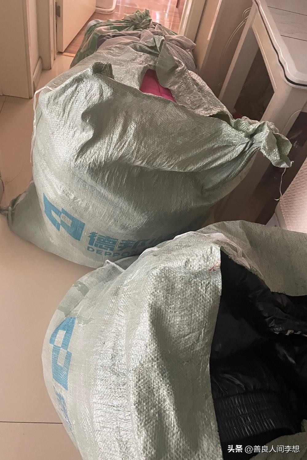 整理几天的战果，拭目以待看看能卖多少钱，收衣服的已经在路上，估计不一定能卖到我那