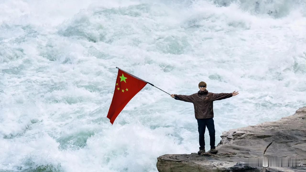 李现于虎跳峡高举国旗的影像，着实令人动容！身后是雄伟的虎跳峡，激流奔腾，蔚为壮观