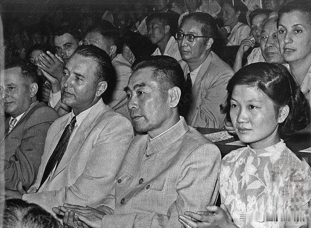 1956年6月11日，周恩来总理观看罗马尼亚艺术家的演出。1950年代中后期是中