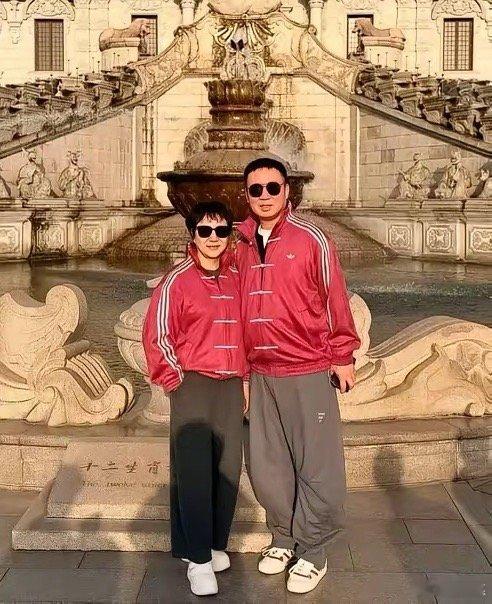 杨紫和李现的粉丝这下坐不住了。他们估计怎么都想不到。杨紫父母在外出旅游时穿的衣服