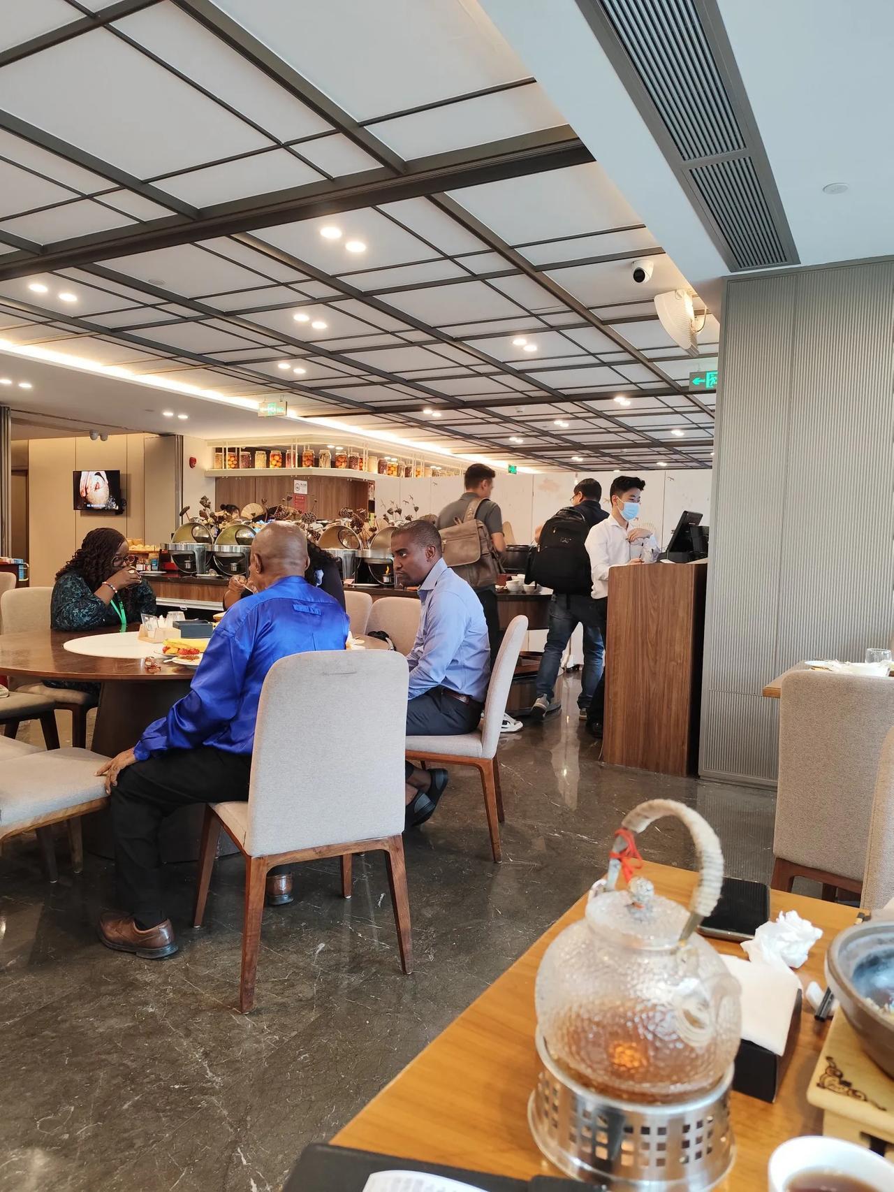 不要动不动就说外国人来的少了，刚才在酒店吃饭，满屋子外国友人，每个都西装革履，气