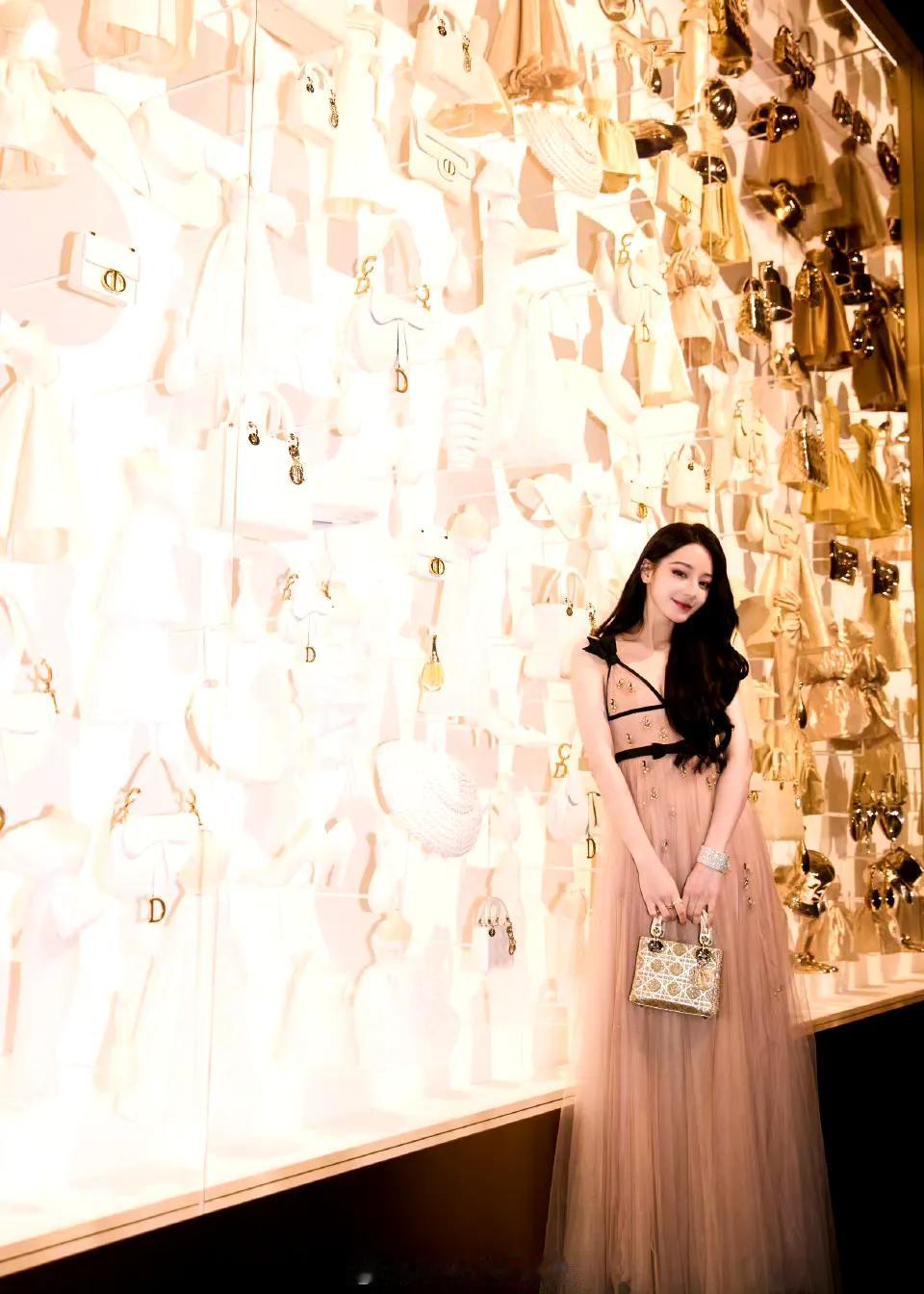 迪丽热巴迪奥展览图有！虽迟但到的现场照片，点开全图扑面而来的美貌冲击，漂亮精致的