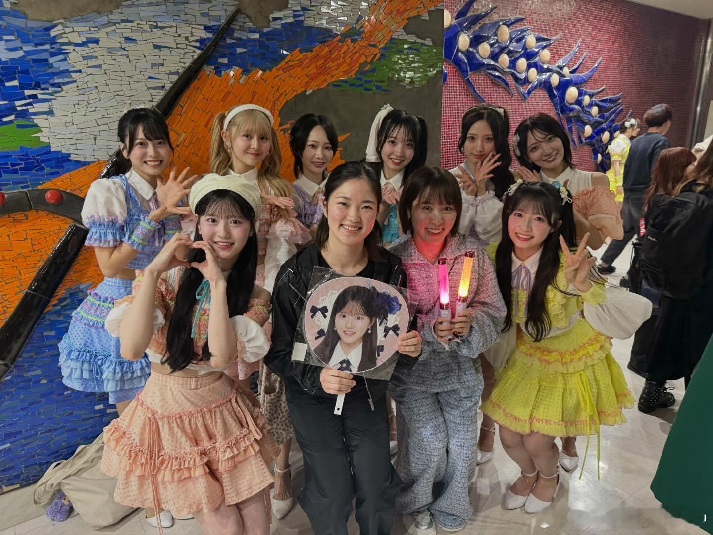 日女就这样拿着大应援扇追女豆没有不爱美女的义务 