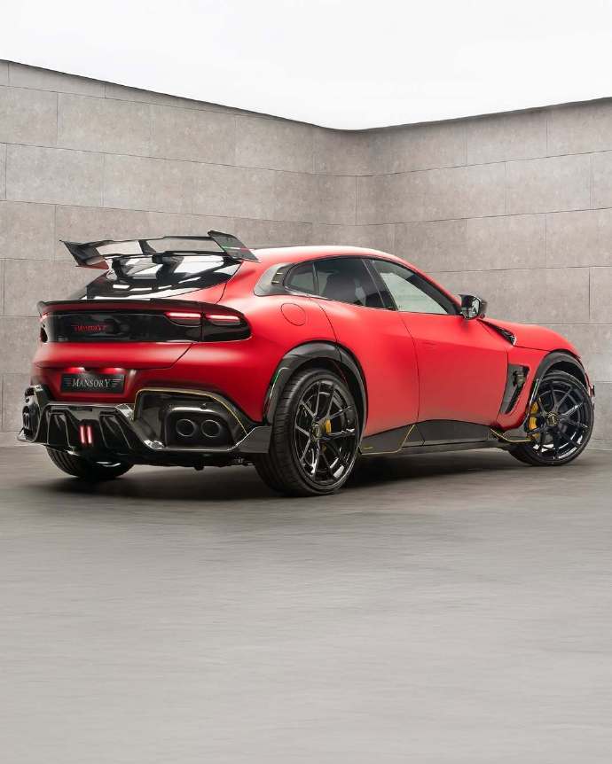 为法拉利Purosangue量身打造的MANSORY套件，全碳纤部件搭配超轻轮毂