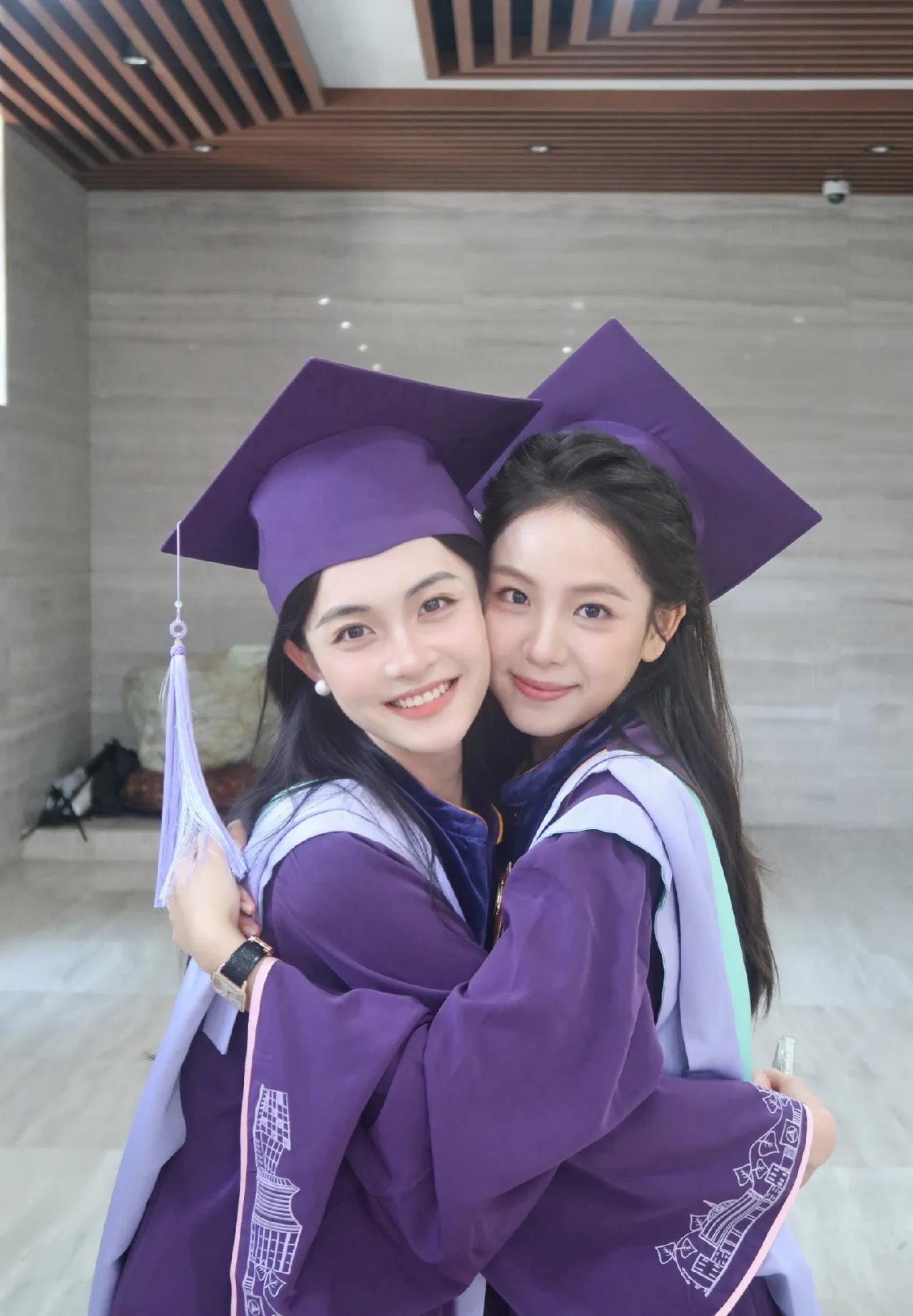 这是哪个大学的学士服？好看！