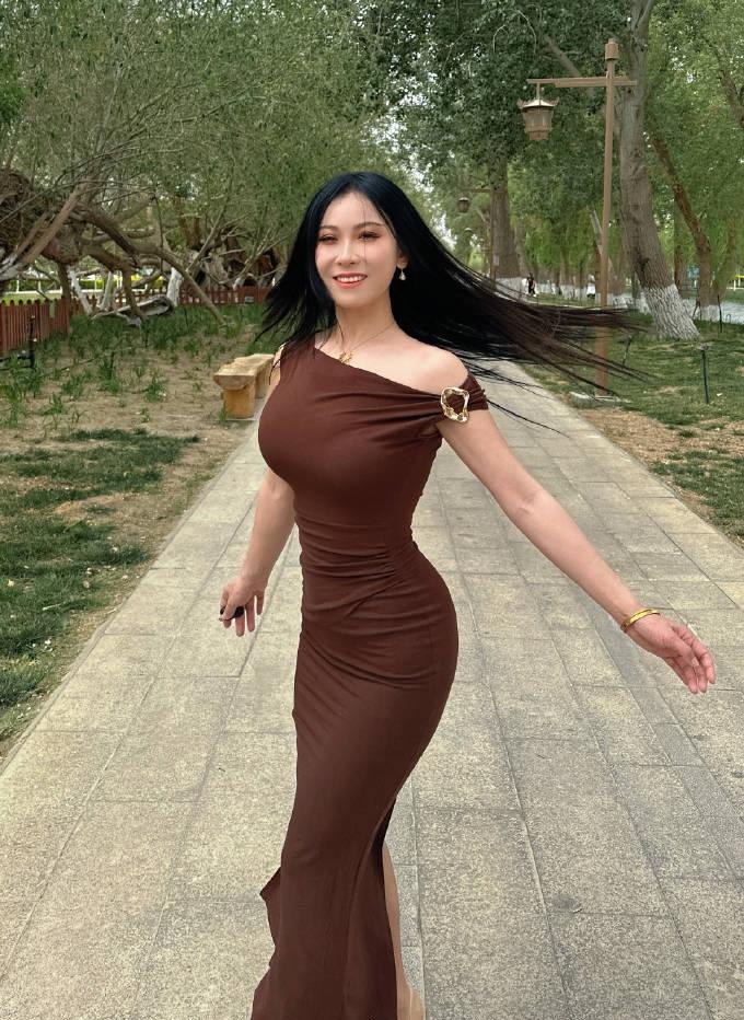 优雅漫步在绿意盎然的公园，棕色的连衣裙与自然景色完美融合。