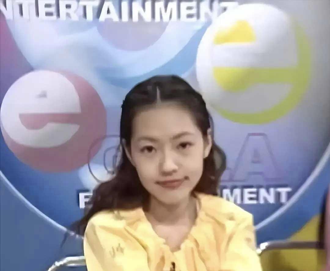 小 S少女时期青涩旧照曝光，，满脸可爱婴儿肥，眉眼灵动又俏皮。青涩脸庞元气满满，