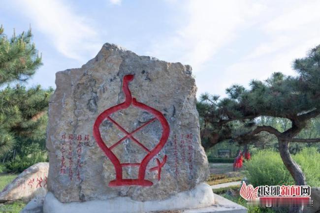 这个东夷骨刻是什么字？第一幅图片这是位于沂南县汶河湿地公园张庄镇辉山村的沂南慈善
