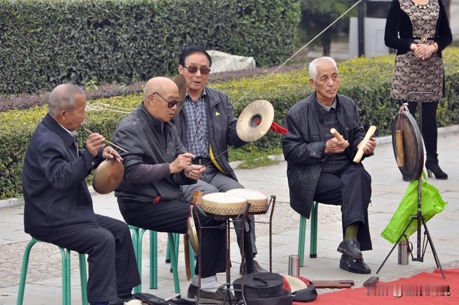 昨天侄娃领他妈从天水来西安看病，跑了两个医院，花了大半天时间，中午没有休息，回家