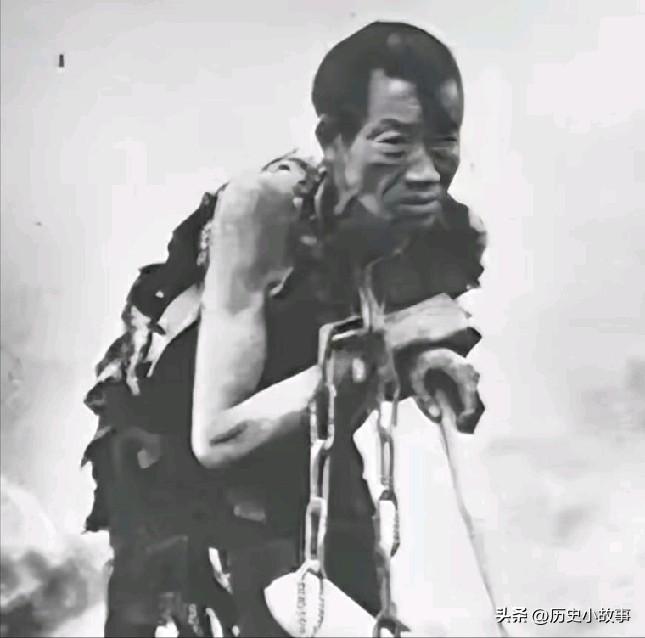 红军营长被青海西宁牧民扣押为奴隶1950年青海西宁解放路两旁的商铺已挂上崭新的红